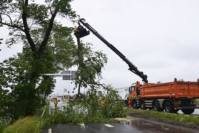 2023/114/20230705-10u35 GB 003 Stormschade Schipholweg BHD-west.jpg